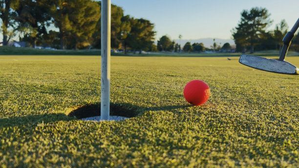 女性在内华达州户外运动和放松活动的高尔夫球果岭照片系列图片下载