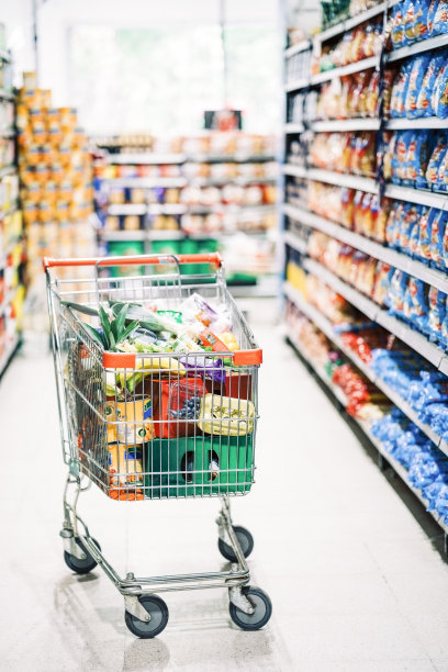 在杂货店装满购物车图片下载