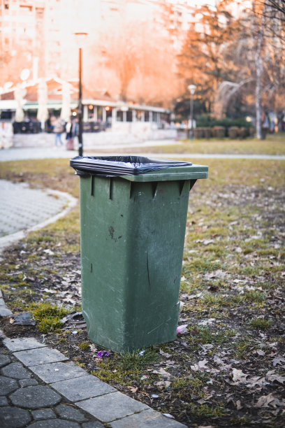 公园里垃圾桶的照片图片下载