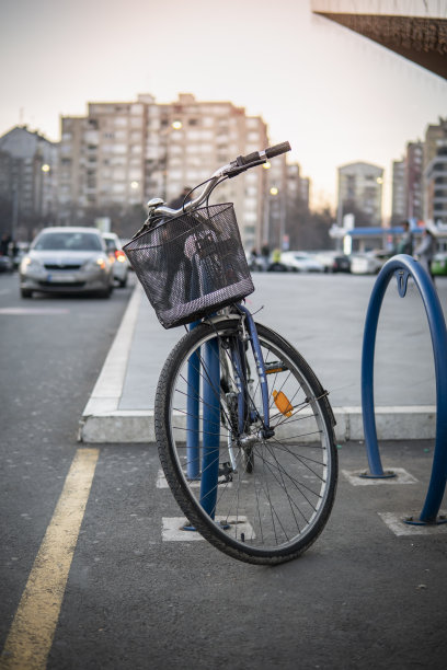把自行车停在停车场图片下载