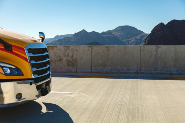 交通和货物运输长途半卡车在美国西部农村州际公路在内华达州货运运输照片系列图片下载