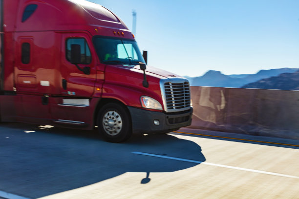 交通和货物运输长途半卡车在美国西部农村州际公路在内华达州货运运输照片系列图片下载