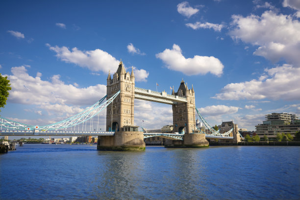 泰晤士河上的伦敦塔桥在一个晴朗的蓝天夏日在英国图片下载