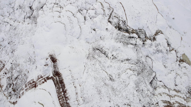 科罗拉多州白雪皑皑的高沙漠的生活，住宅，山和街道鸟瞰图冬季极端天气视图照片系列图片下载