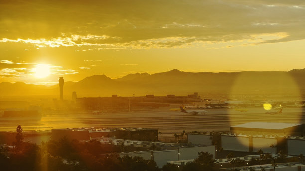 拉斯维加斯酒店窗口日出在假期期间旅行的POV麦卡伦国际机场冬季照片系列图片下载
