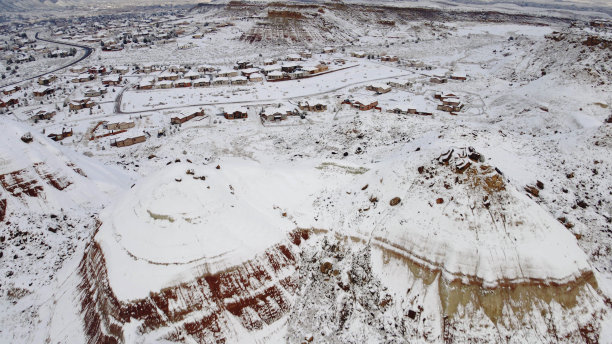 科罗拉多州白雪皑皑的高沙漠的生活，住宅，山和街道鸟瞰图冬季极端天气视图照片系列图片下载