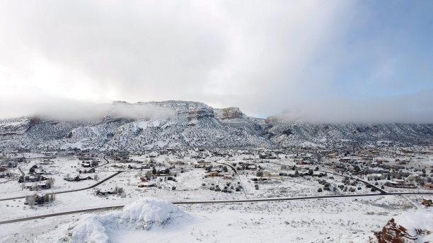 科罗拉多州白雪皑皑的高沙漠的生活，住宅，山和街道鸟瞰图冬季极端天气视图照片系列图片下载