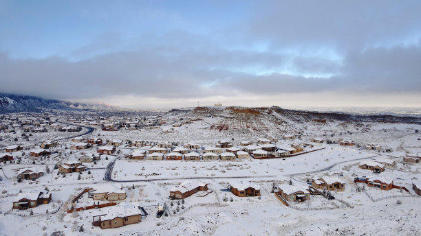 科罗拉多州白雪皑皑的高沙漠的生活，住宅，山和街道鸟瞰图冬季极端天气视图照片系列图片下载