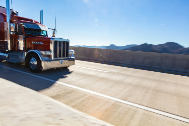 交通和货物运输长途半卡车在美国西部农村州际公路在内华达州货运运输照片系列图片下载