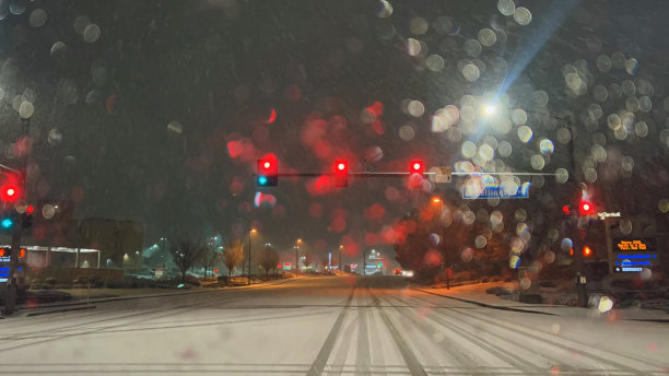 司机POV美国西部科罗拉多州雪天冬季旅行照片系列图片下载