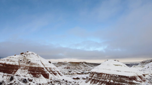 科罗拉多州白雪皑皑的高沙漠的生活，住宅，山和街道鸟瞰图冬季极端天气视图照片系列图片下载