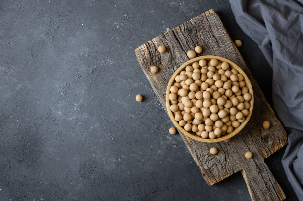 棕豆鹰嘴豆配酱汁，木碗，传统土耳其坚果图片下载