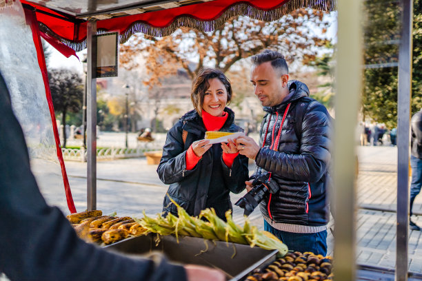 年轻的游客夫妇在伊斯坦布尔吃传统的街头小吃图片下载