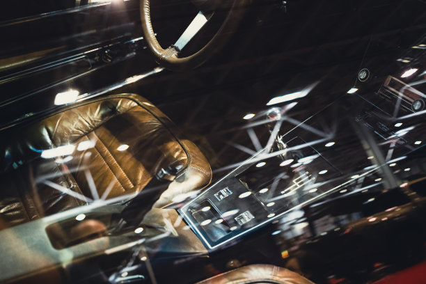 复古车的内部特写与棕色皮革座椅和铬饰品的经典设计图片下载