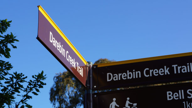 签名文字“darebin creek trail”图片下载