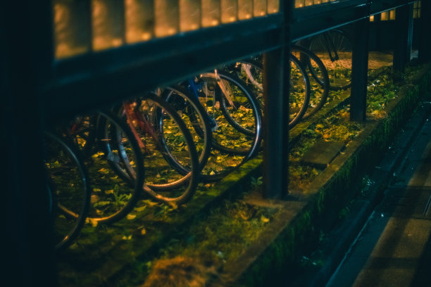 东京市区夜间的自行车停车场。图片下载