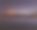 风景如画的城市灯光倒映在水中，照片摄于海滩图片下载