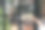 咖啡店职员们正在翻动安装在玻璃前门上的开店标志，以便顾客可以看到开店标志，并在咖啡店内使用服务。创业理念。图片下载