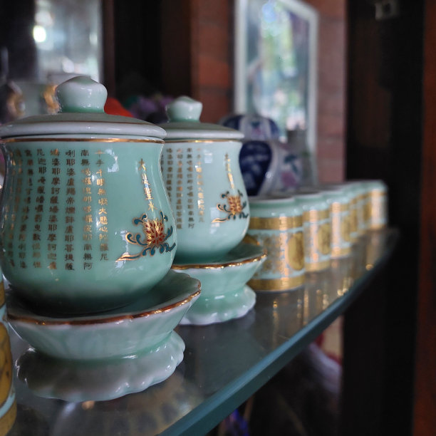 在中国新年庆祝活动中喝茶的中国装饰杯图片下载