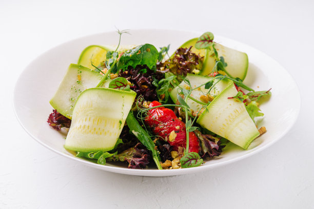 蔬菜茄子，西葫芦，辣椒沙拉盘图片下载