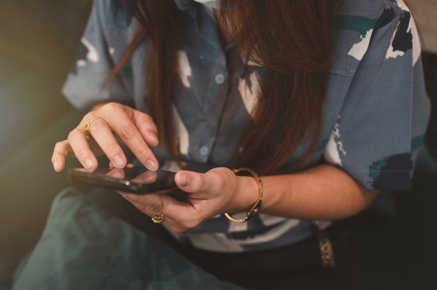 女人准备拍摄蛋糕和饮料图片下载