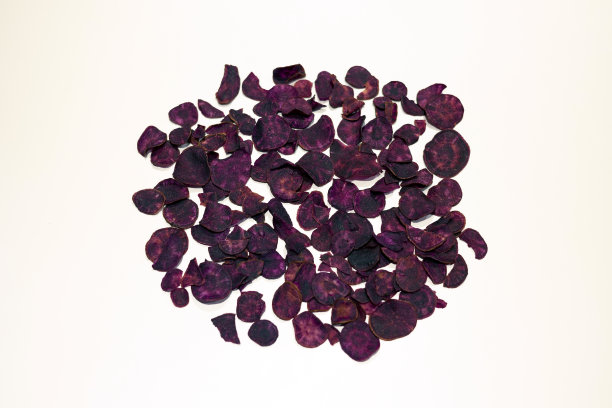 白色背景上的紫色红薯干图片下载