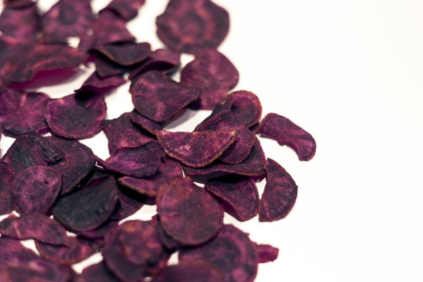 白色背景上的紫色红薯干图片下载