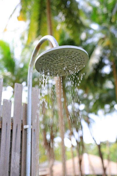 户外头淋浴时，自来水。图片下载