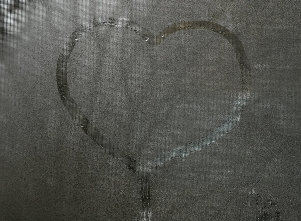 心形画在湿玻璃上图片下载