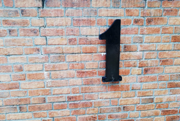 墙背景与黑色数字1标志图片下载