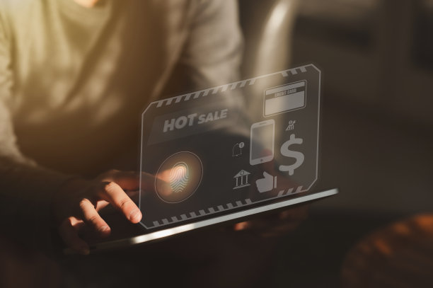 手持虚拟信息图形与手推车图标，技术网上购物的经营理念。图片下载