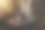手持虚拟信息图形与手推车图标，技术网上购物的经营理念。图片下载