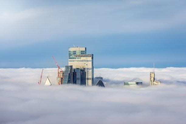 伦敦金融城摩天大楼的顶端从云层中望出去图片下载