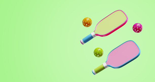 两个多色匹克球球拍，球在绿色背景上。体育游戏集3D渲染图片下载
