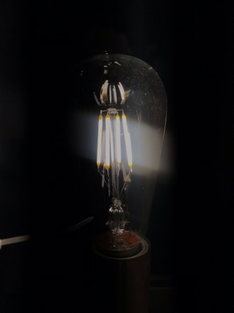 黑暗中的灯泡图片下载