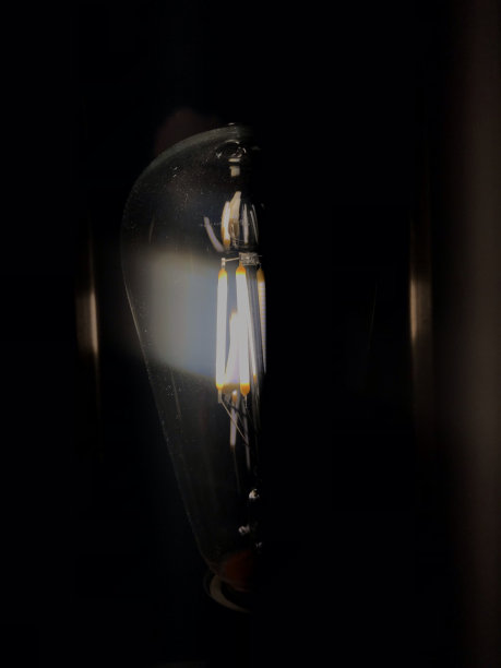 黑暗中的灯泡图片下载