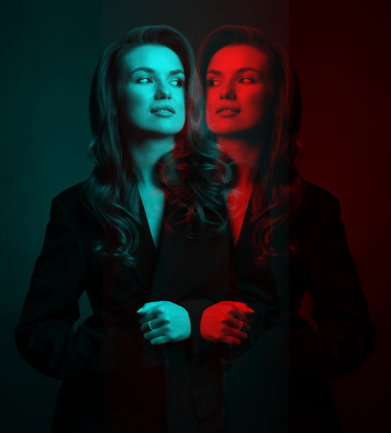 美丽的女人与深色西装和波浪头发工作室肖像在RGB颜色通道分裂效果风格图片下载