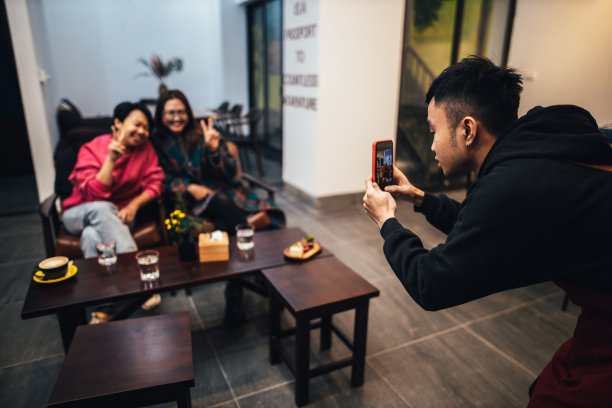 预订咖啡厅、酒保、服务员、服务员、客人图片下载