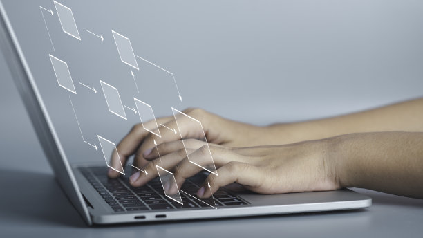 在虚拟屏幕上的思维导图或组织结构图中的业务流程图和工作流自动化。一个商人正在用笔记本电脑想出一个新项目，文本框是空的。图片下载