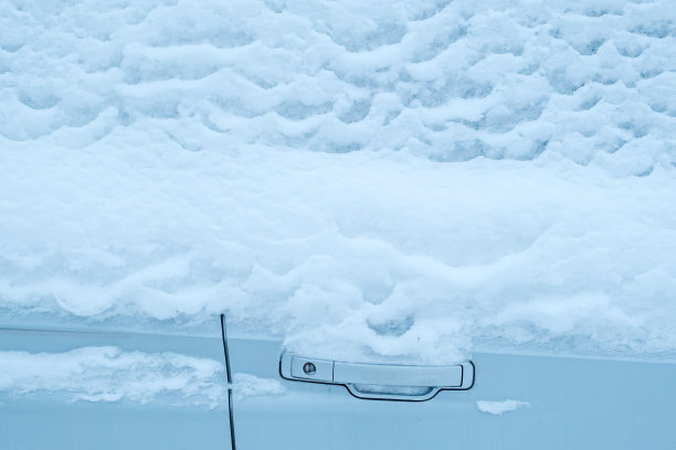 被雪覆盖的车门图片下载