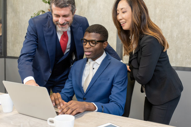 横向图片，不同人群客户顾问做交易分析交易股票资产，专业的企业高管领导做成功的交易合作伙伴，关注非洲人图片下载