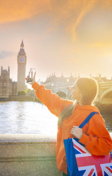 伦敦金发游客年轻学生女子，英国国旗购物袋拍摄照片大本钟，议会大厦，威斯敏斯特图片下载