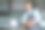 穿着安全制服的男性工厂机械师或工程师在工业生产线、钢铁加工行业的金属钻床上工作，机械维修。图片下载