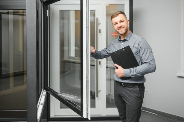 橱窗商店的销售经理。橱窗销售的概念。图片下载