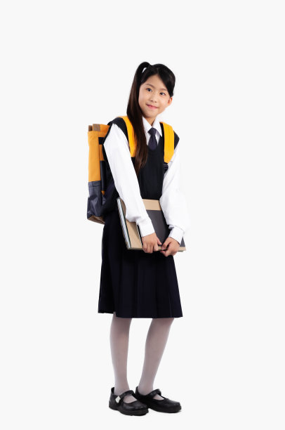亚洲女子学校的学生，穿着英国国际制服，背着背包和书，在白色背景上摆出完整的姿势。图片下载