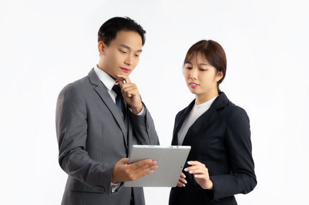 在白色背景上查看平板电脑的亚洲商务人士图片下载