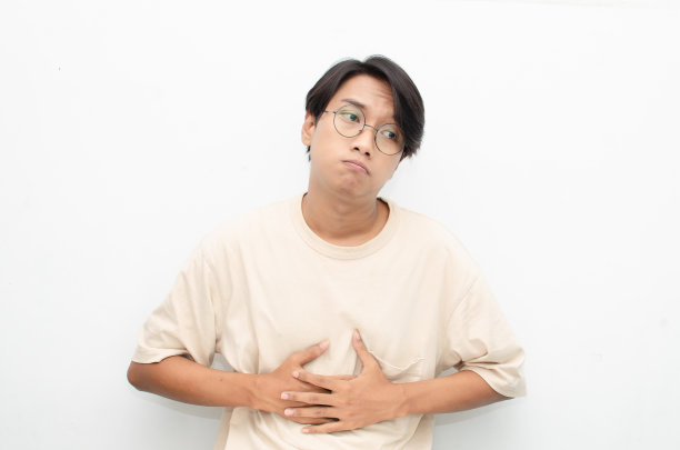 一个深思熟虑、困惑不解的亚洲男人正在考虑是否要在白色背景下挑选一些孤立的东西。图片下载