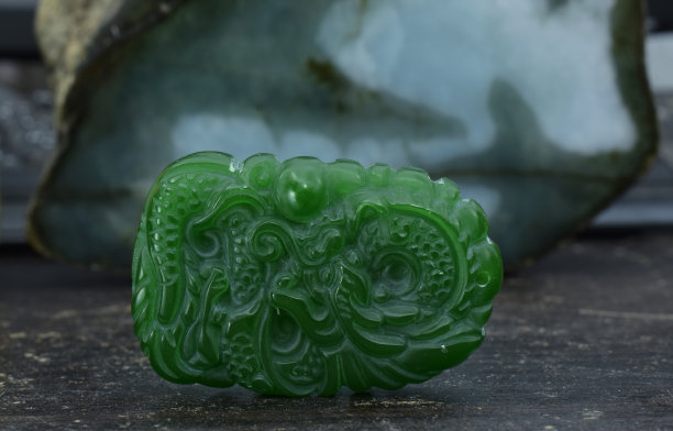 真正的玉是雕刻成青龙形状的玉。这是一件昂贵的珠宝。图片下载