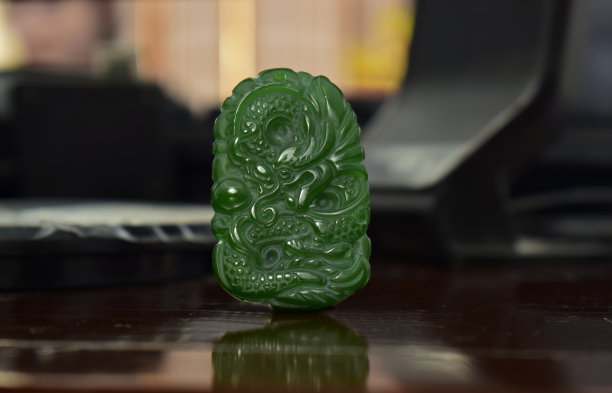 真正的玉是雕刻成青龙形状的玉。这是一件昂贵的珠宝。图片下载