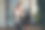 快乐的红头发女人坐在空中瑜伽吊床图片下载